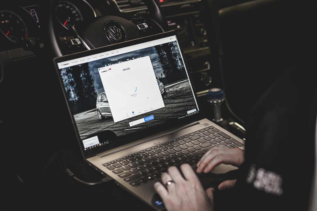 FlashZilla software identifying the ECU on a laptop inside the car